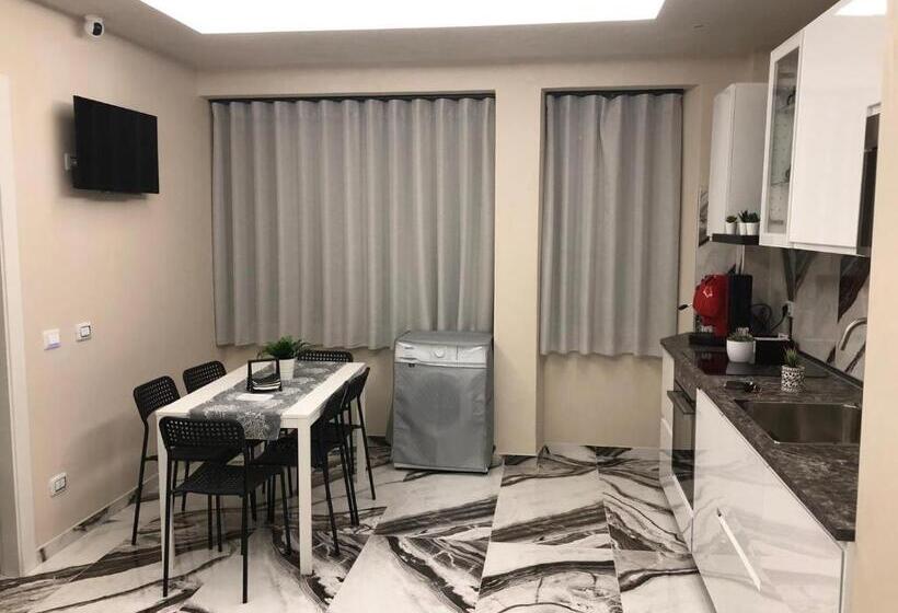 标准间, Tom Luxury Home