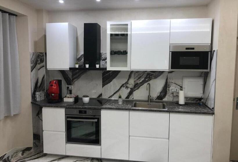 标准间, Tom Luxury Home