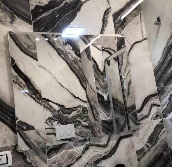 标准间, Tom Luxury Home