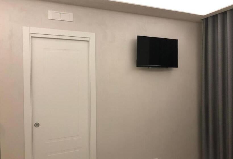 标准间, Tom Luxury Home