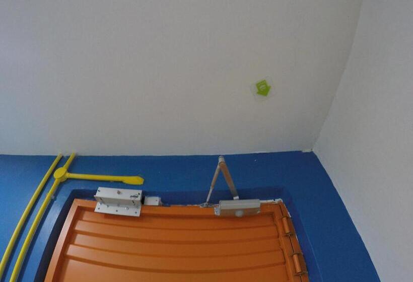 חדר סטנדרטי לארבעה עם חדר אמבטיה משותף, Coco Guesthouse Kemaman