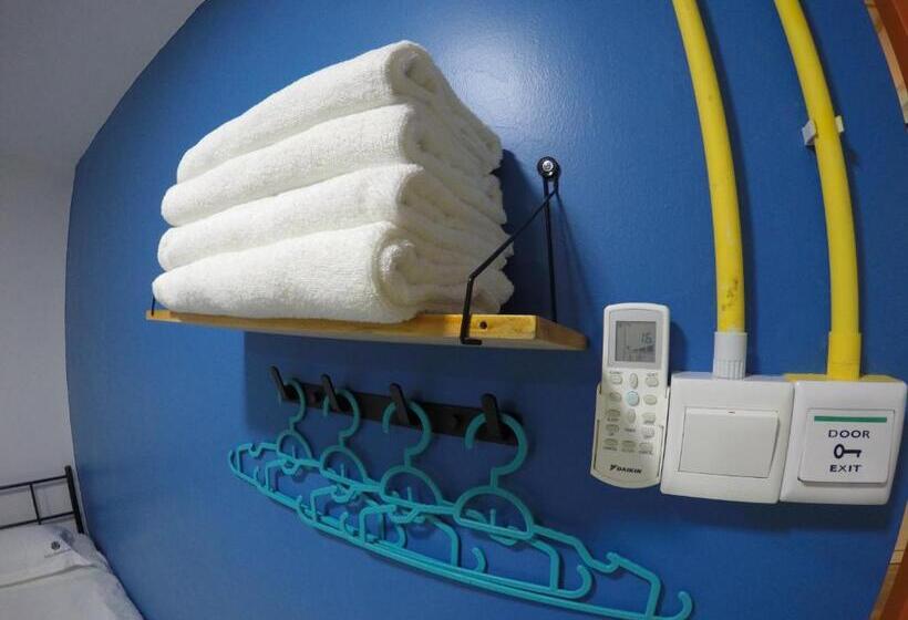 חדר סטנדרטי לארבעה עם חדר אמבטיה משותף, Coco Guesthouse Kemaman