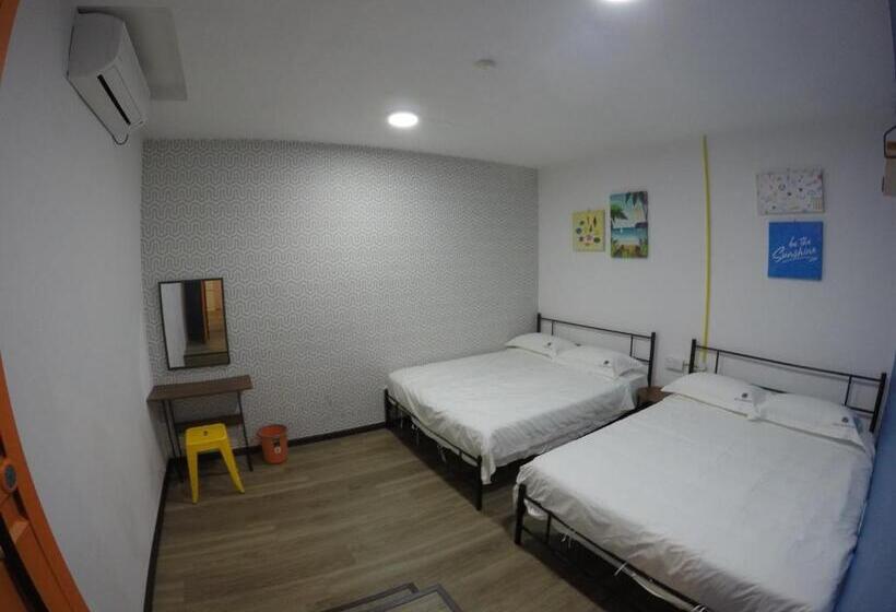 חדר סטנדרטי לארבעה עם חדר אמבטיה משותף, Coco Guesthouse Kemaman