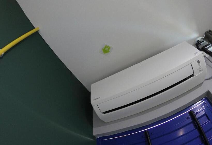 חדר לארבעה סטנדרטי עם מרפסת, Coco Guesthouse Kemaman