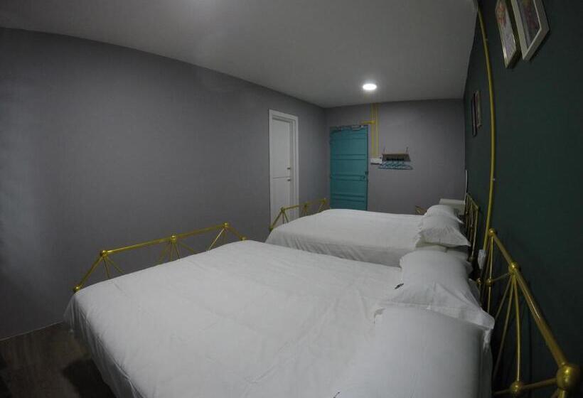 חדר לארבעה סטנדרטי עם מרפסת, Coco Guesthouse Kemaman