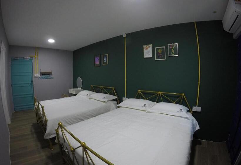 חדר לארבעה סטנדרטי עם מרפסת, Coco Guesthouse Kemaman