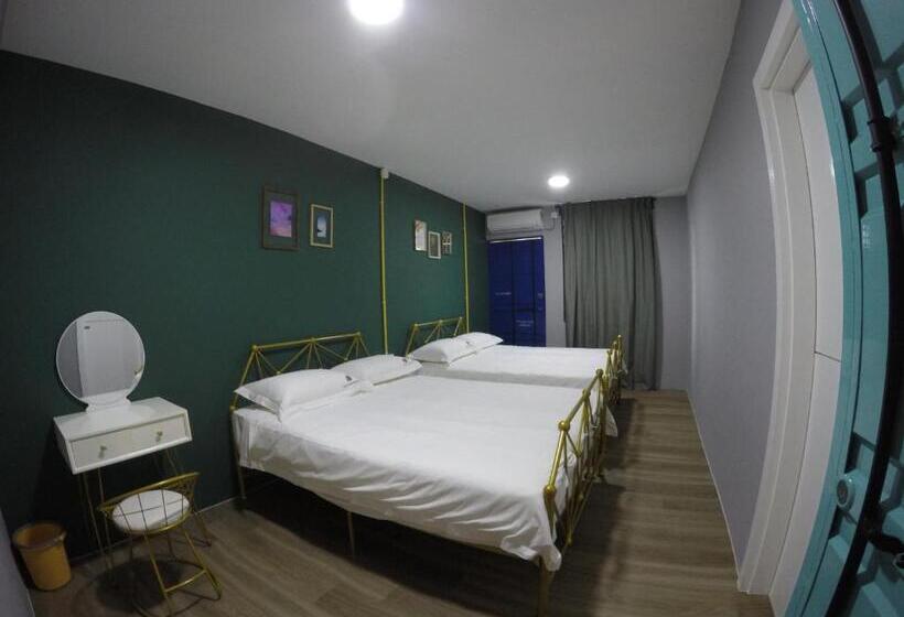 Четырехместный Номер Стандарт с Балконом, Coco Guesthouse Kemaman