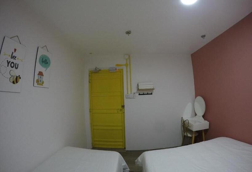 חדר סטנדרט לשלושה עם חדר אמבטיה משוף, Coco Guesthouse Kemaman
