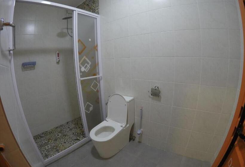 חדר לארבעה סטנדרטי עם מרפסת, Coco Guesthouse Kemaman