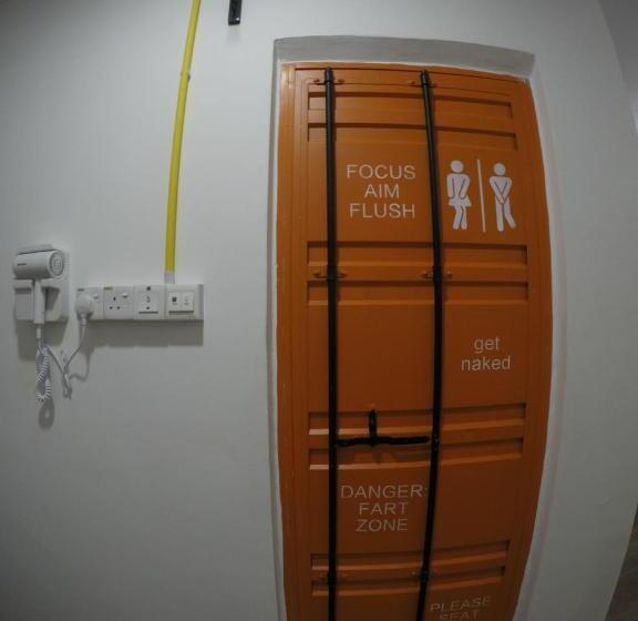 חדר לארבעה סטנדרטי עם מרפסת, Coco Guesthouse Kemaman