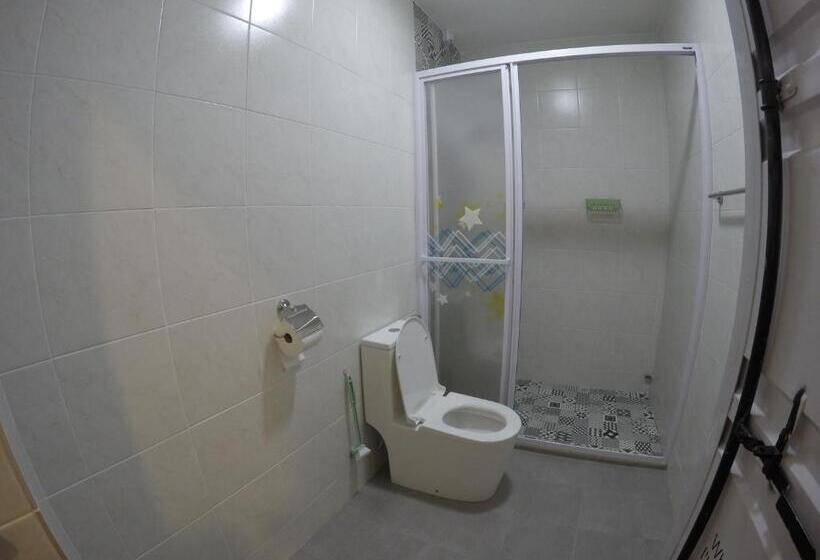 Четырехместный Номер Стандарт с Балконом, Coco Guesthouse Kemaman