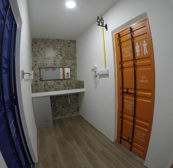 חדר לארבעה סטנדרטי עם מרפסת, Coco Guesthouse Kemaman