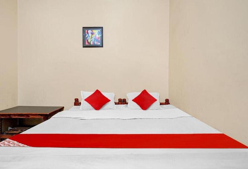 חדר קלאסי לשלושה, Om Residency