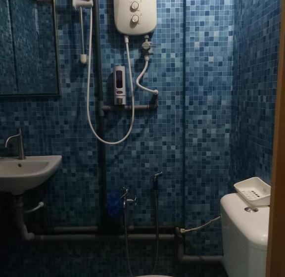 豪华三人间, Kuala Besut Jetty Budget Hotel Ain   In Front Of Kuala Besut Jetty