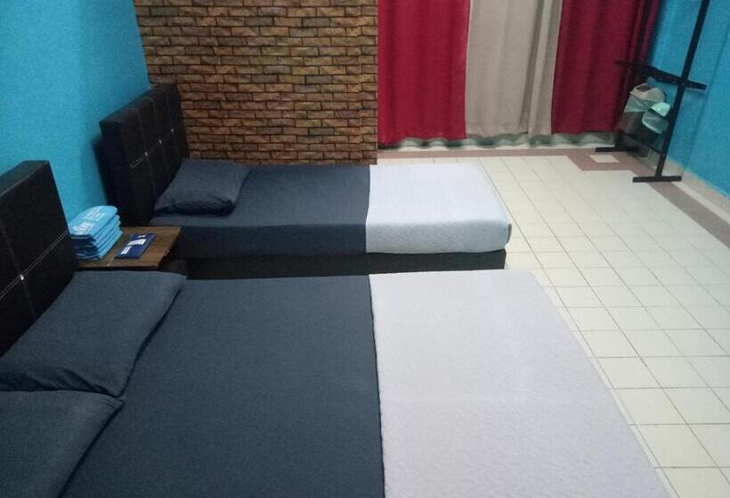 Трехместный Номер Deluxe, Kuala Besut Jetty Budget Hotel Ain   In Front Of Kuala Besut Jetty