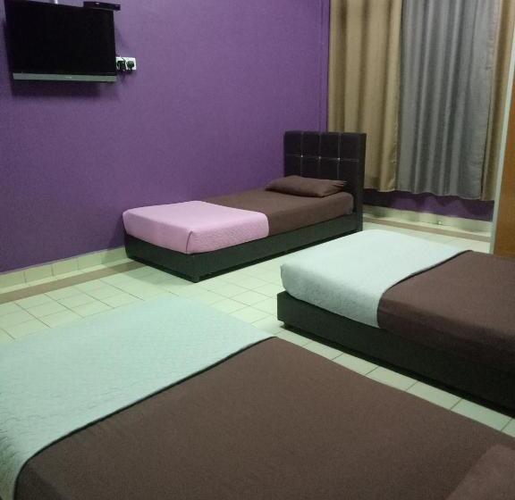 Номер Стандарт Трехместный, Kuala Besut Jetty Budget Hotel Ain   In Front Of Kuala Besut Jetty