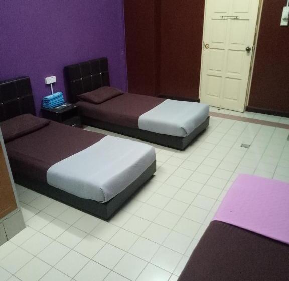 Номер Стандарт Трехместный, Kuala Besut Jetty Budget Hotel Ain   In Front Of Kuala Besut Jetty