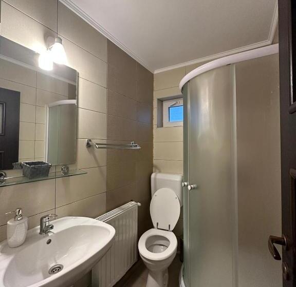 اتاق خانوادگی با چشمانداز کوه, Căsuța De Lângă Izvor