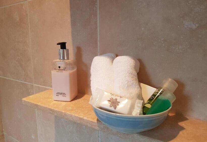 스탠다드 스튜디오, Highfields Self Contained Studio