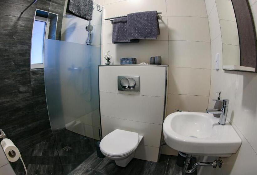 标准三人间, Gästehaus Strauss