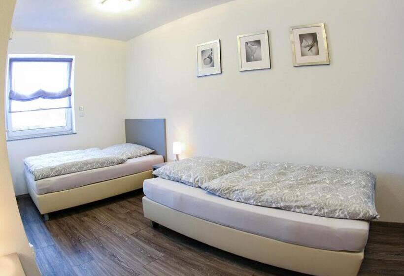 标准三人间, Gästehaus Strauss