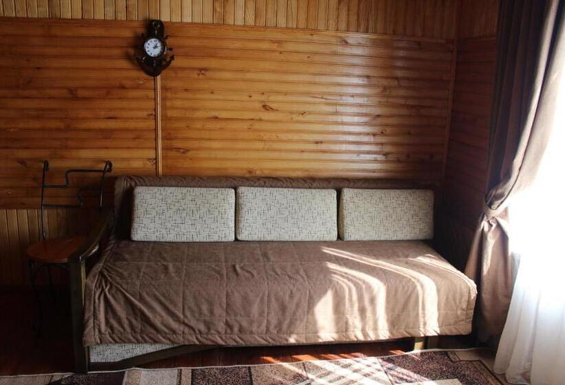 سوئیت جونیور خانوادگی, Complex Mizh Triokh Ozer