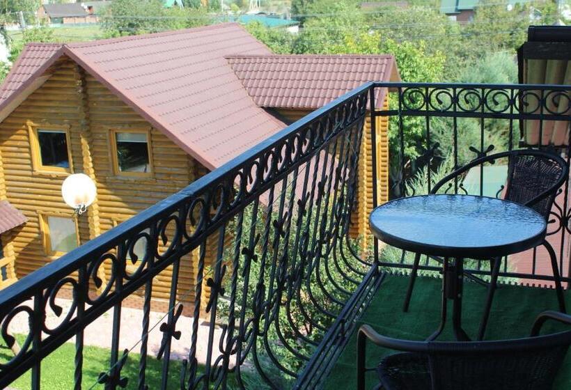 اتاق خانوادگی, Complex Mizh Triokh Ozer