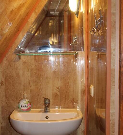 اتاق خانوادگی, Complex Mizh Triokh Ozer