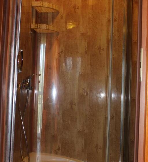 اتاق خانوادگی, Complex Mizh Triokh Ozer