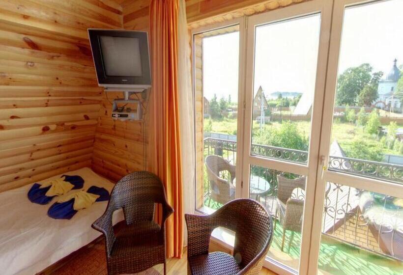 اتاق خانوادگی, Complex Mizh Triokh Ozer