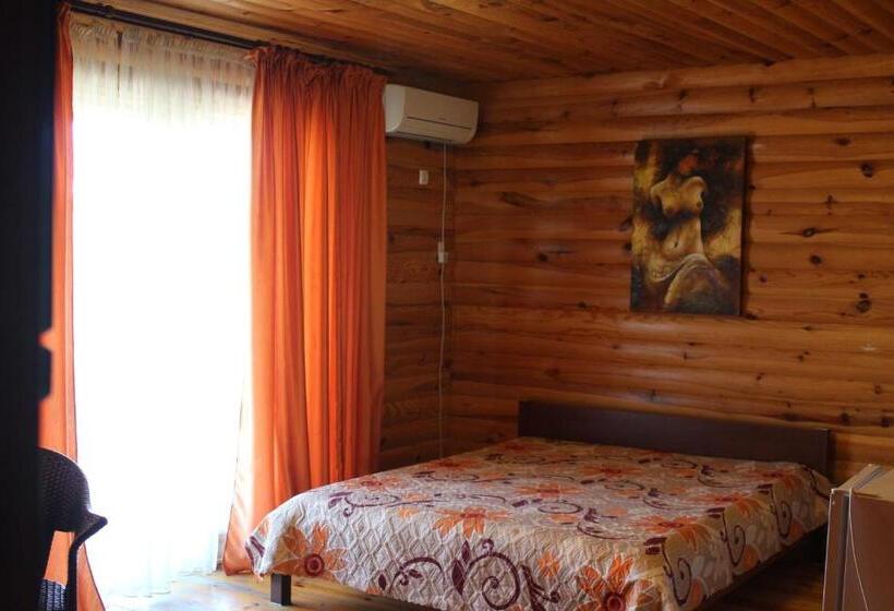 اتاق خانوادگی, Complex Mizh Triokh Ozer