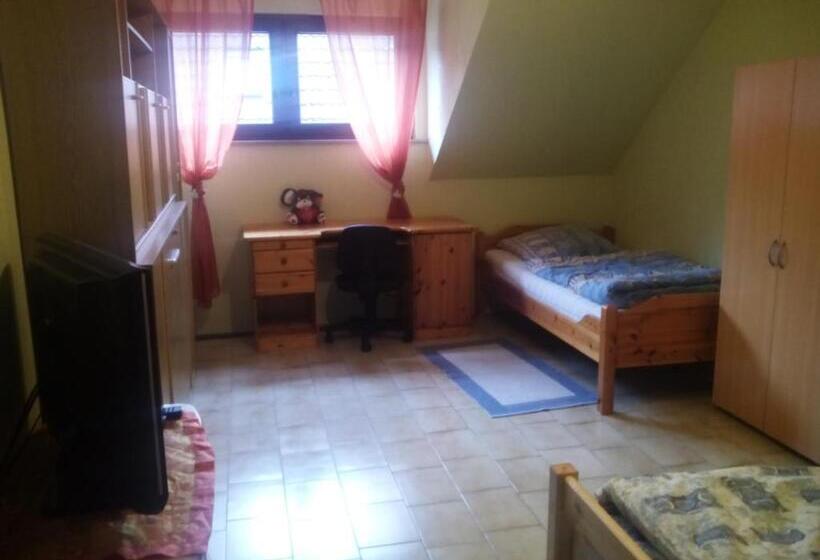 Quarto Triplo Standard Casa de Banho Partilhada, Bea S Monteurzimmer