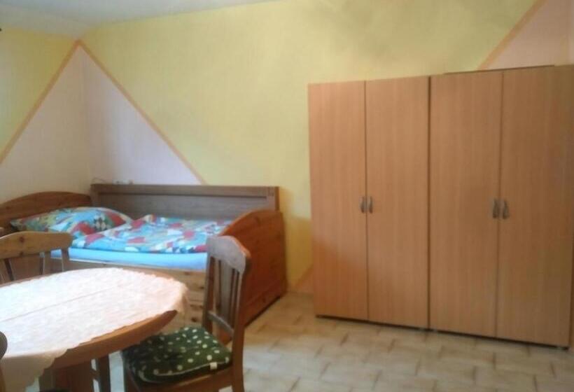 Quarto Triplo Standard Casa de Banho Partilhada, Bea S Monteurzimmer