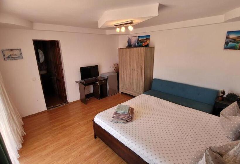 חדר סטנדרט לשלושה עם טרסה, Casa Cristina Corbu