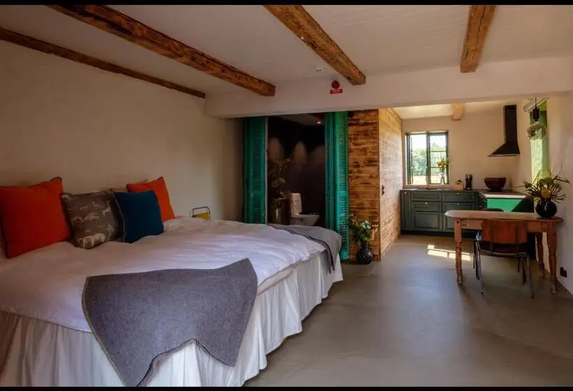 スタンダードスタジオ, Fröken Hjorts Bed And Breakfast