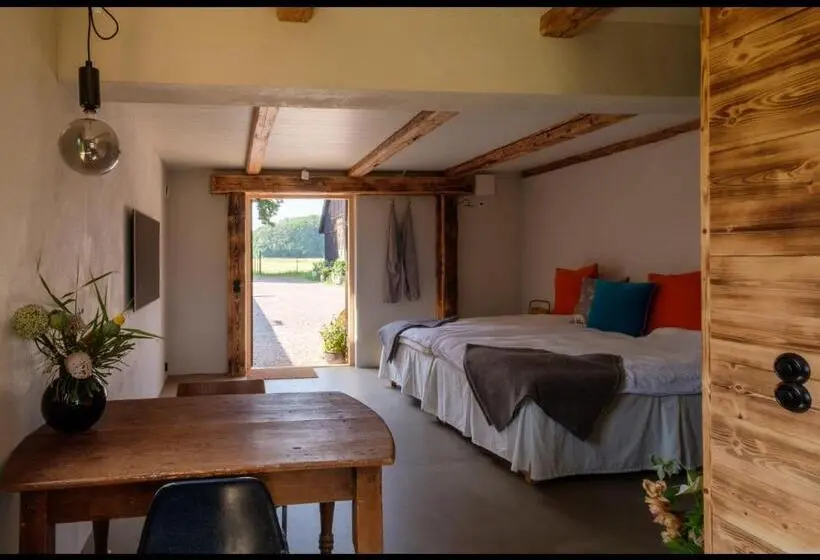 スタンダードスタジオ, Fröken Hjorts Bed And Breakfast