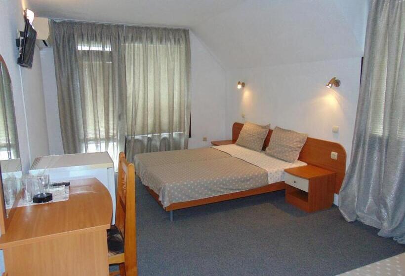 Трехместный Номер Стандарт с Балконом, Globus Kiten