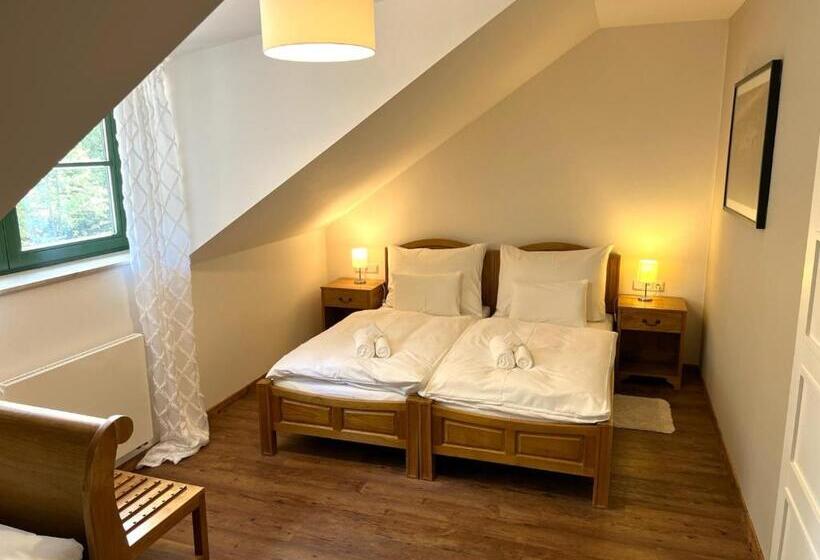 חדר סטנדרט לשלושה עם חדר אמבטיה משוף, Mlýn Vodníka Slámy   Penzion