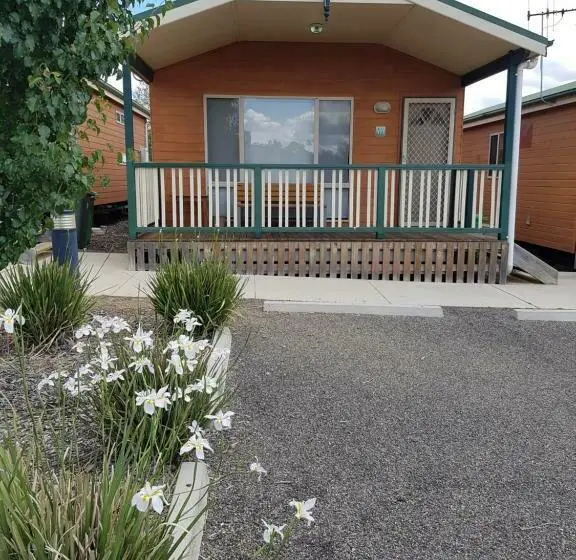 Villa 2 Makuuhuonetta Poreallas, Canberra Carotel Motel