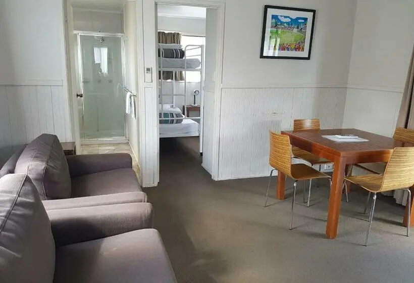 Villa 2 Makuuhuonetta, Canberra Carotel Motel