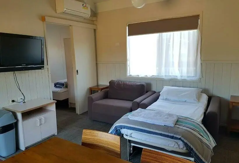 Villa 2 Makuuhuonetta, Canberra Carotel Motel