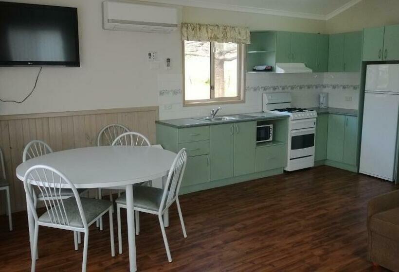 فيلا غرفتين نوم مزوَّدة بجاكوزي, Canberra Carotel Motel