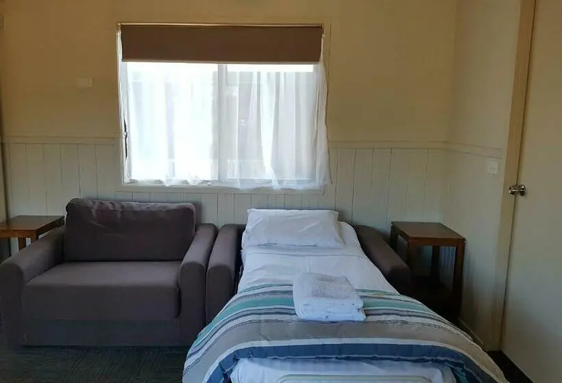 Villa 2 Makuuhuonetta, Canberra Carotel Motel