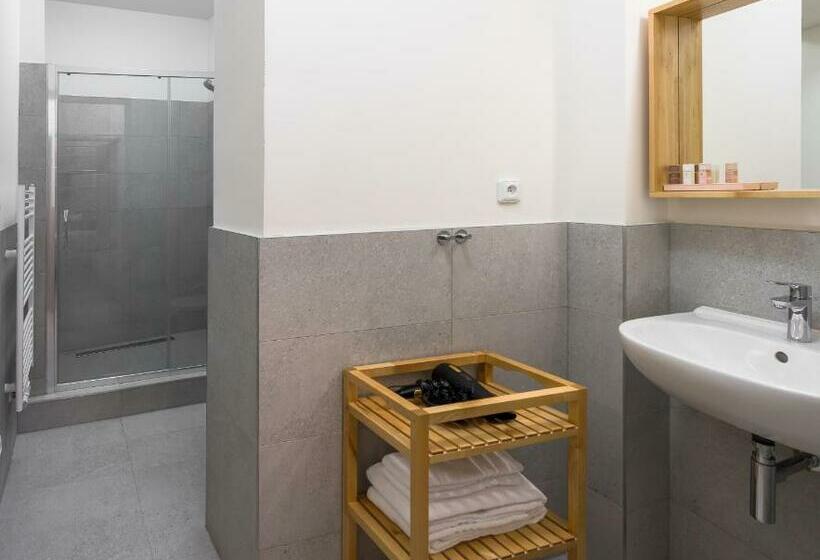 استودیوی استاندارد, 7 Tales Apartments By Prague Residences