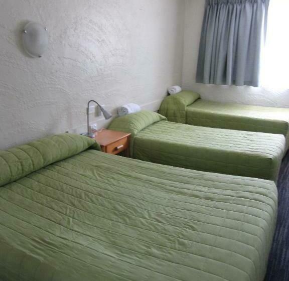 패밀리 스튜디오, Urangan Motor Inn