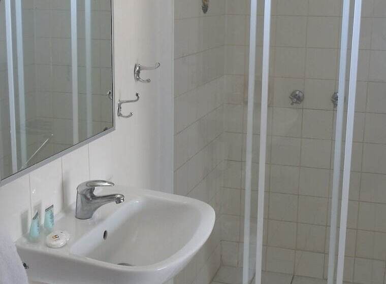 استودیو خانوادگی, Urangan Motor Inn