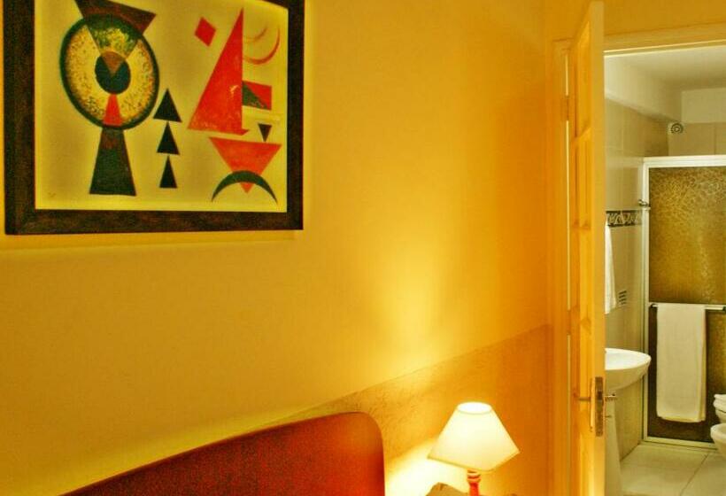 标准三人间, Petit Rivera Hotel