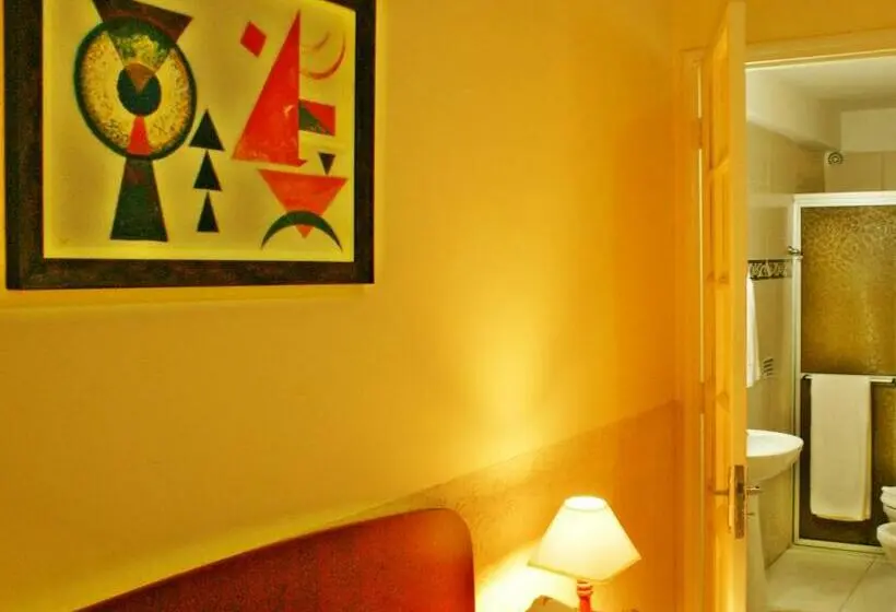 3-Bett-Standardzimmer, Petit Rivera Hotel