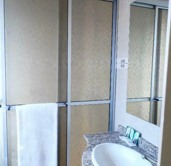 4 Bett Standardzimmer, Petit Rivera Hotel