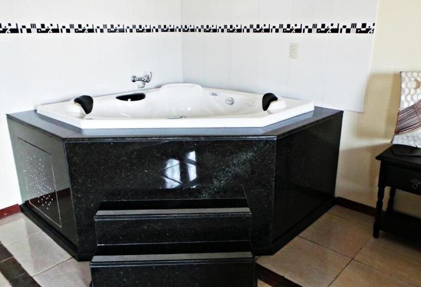 سوییت لوکس, Petit Rivera Hotel